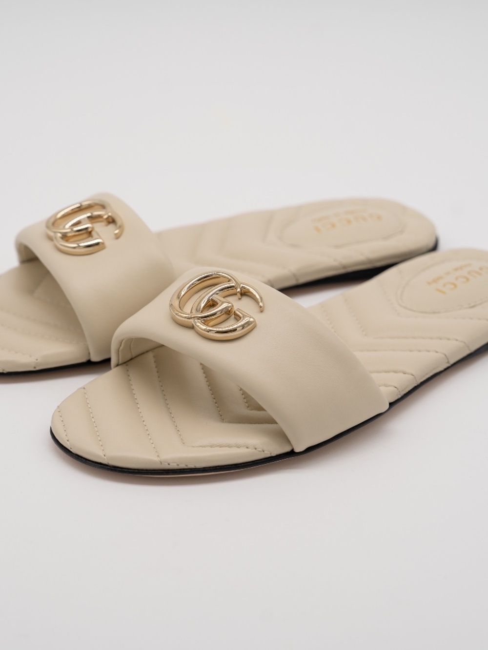 Gucci GG Marmont Flat Slides Sandals White Nappa Matelasse Women's size 39 9 US